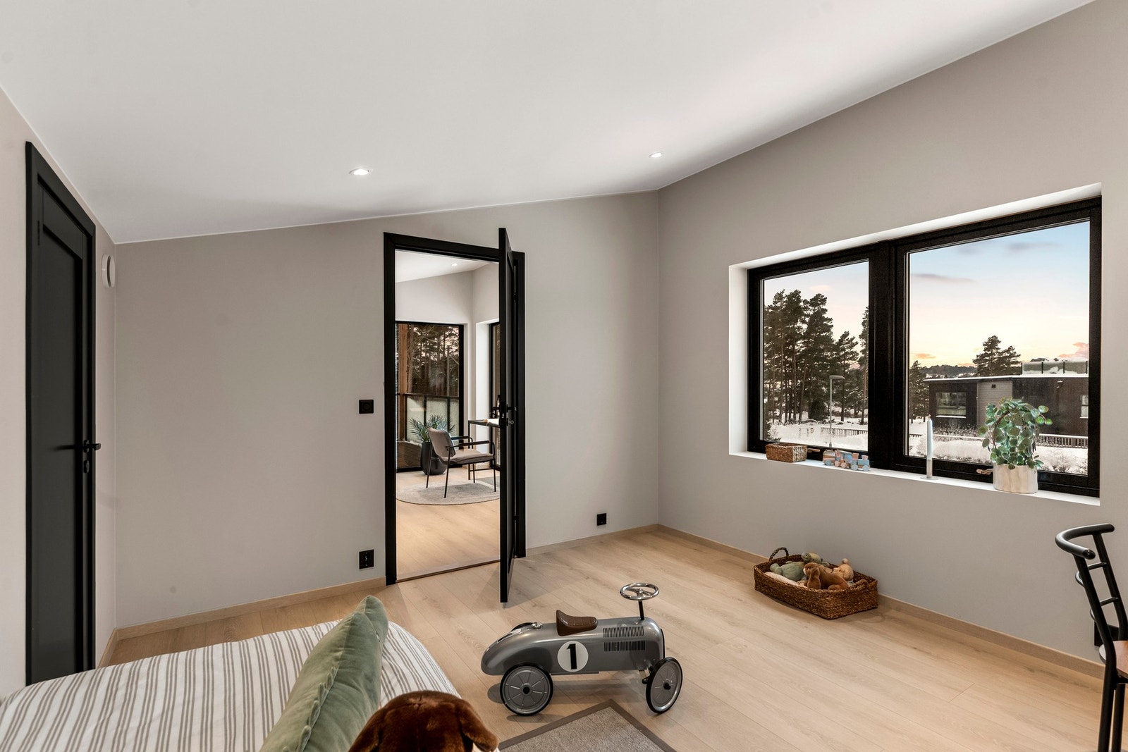 På innsiden av soverommet er det en stor og praktisk bod. Galleribilde