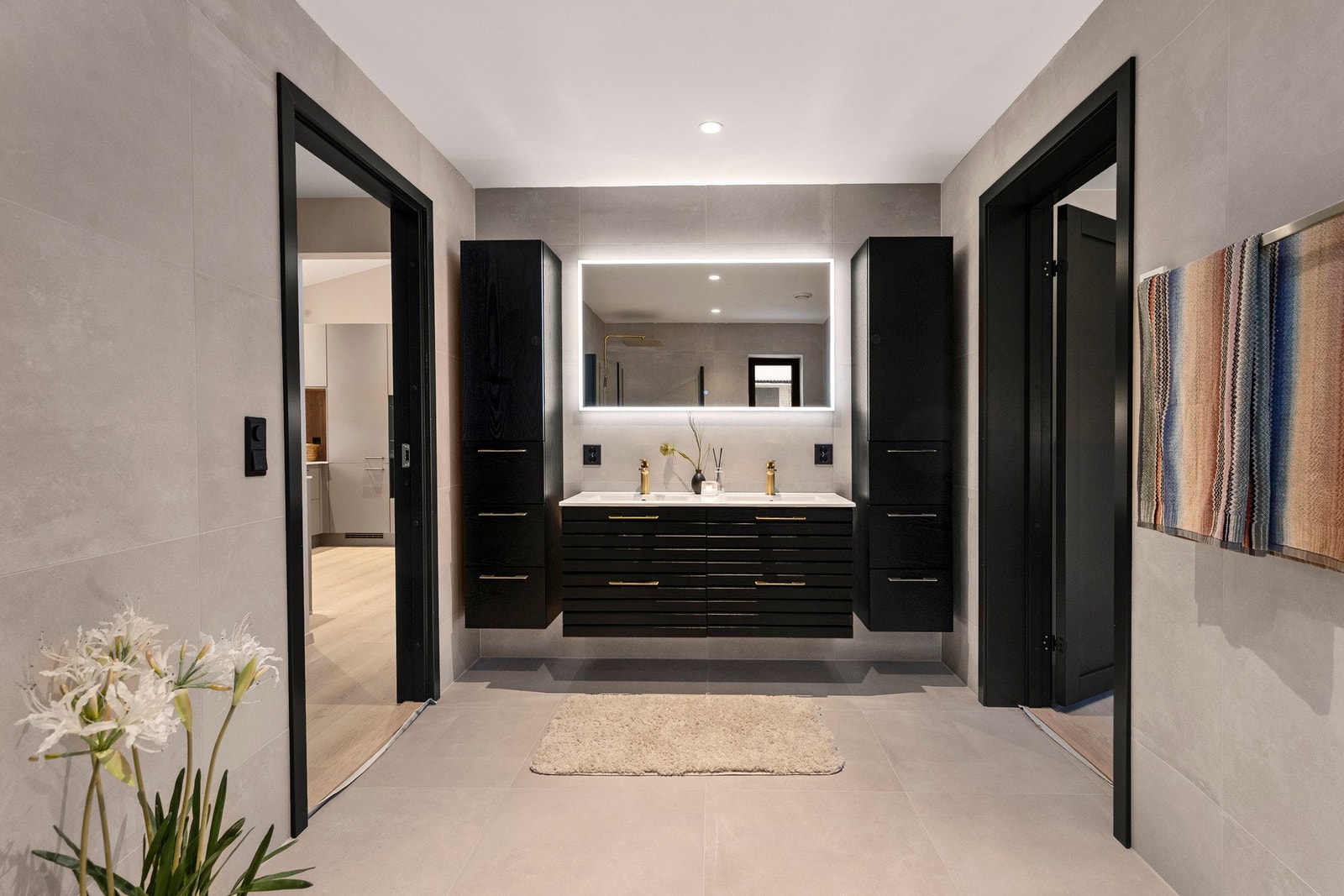 Stilrent bad med baderomsinnredning fra Viking Bad, keramiske fliser og gjennomførte sorte detaljer. Galleribilde