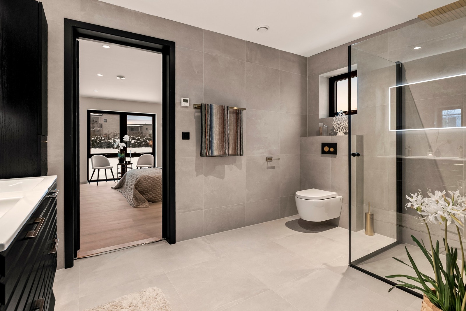 Hovedsoverom med direkte adkomst til bad og plass til fine garderobeløsninger. Galleribilde