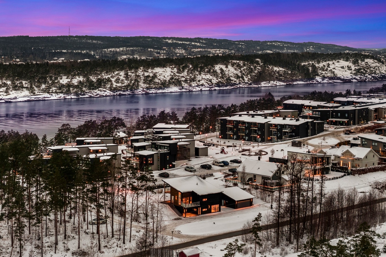 Beliggende på Langøya. Sjønært og rolig, men med kort vei til sentrum. Galleribilde