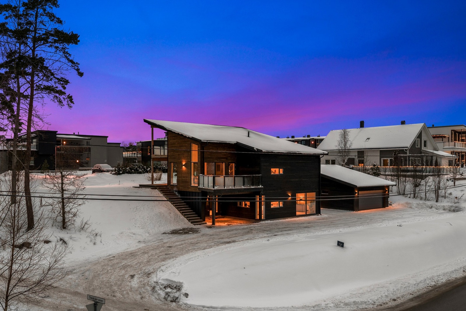 I garasjen er det tilrettelagt for messanin grunnet god takhøyde og utgang til hagen. Galleribilde