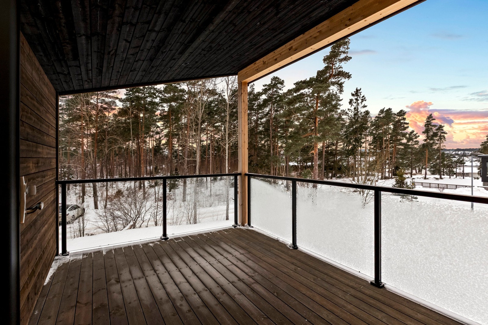 Det er vestvendte store uteplasser hvor man ser ned til vannet, og kan få med seg solnedgangen. Galleribilde