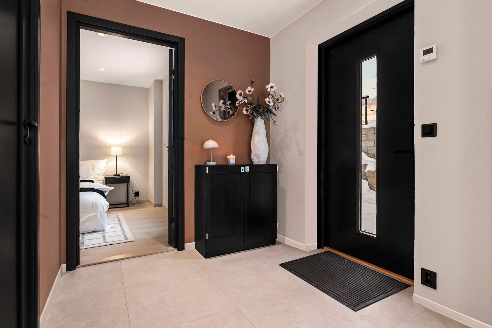 Én av to innganger med tanke på mulig fremtidig utleiedel. Praktisk flislagt gulv i gangen. Galleribilde