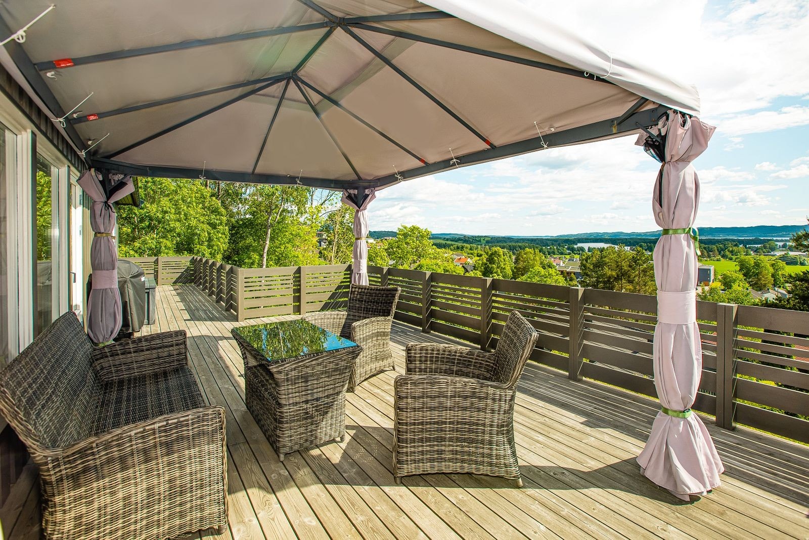 Terrasse - stor og meget solrik terrasse med panoramutsikt. Galleribilde