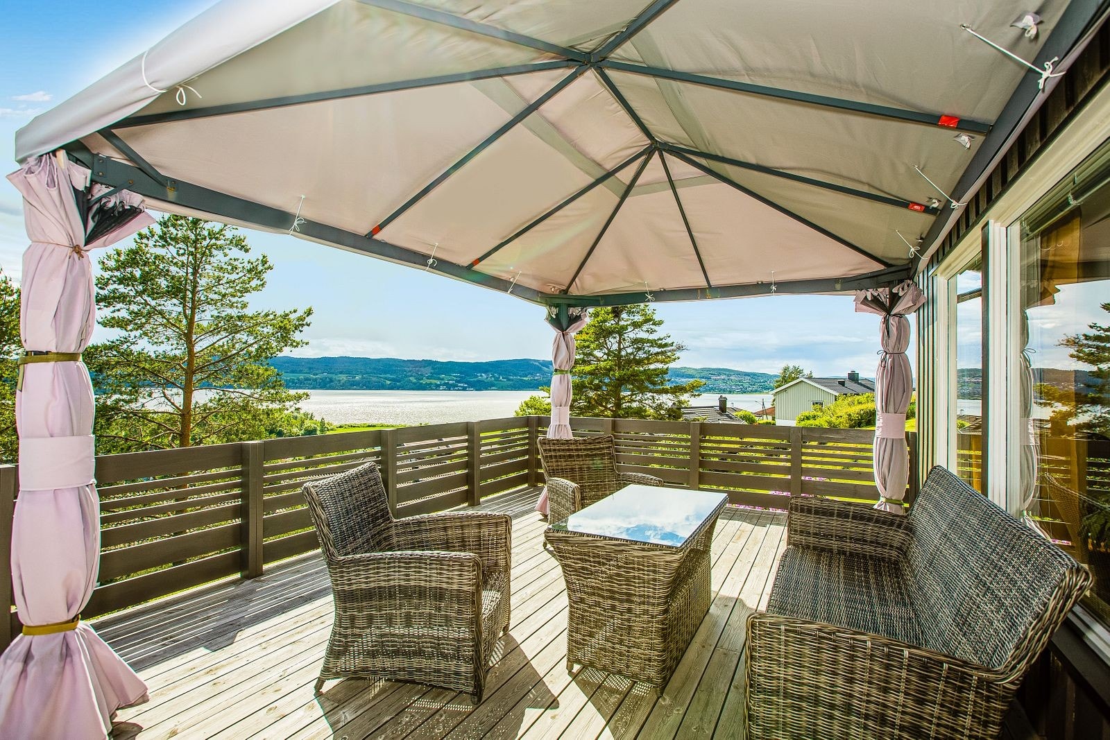 Terrasse - flott uteplass - legg merke til utsikten! Galleribilde