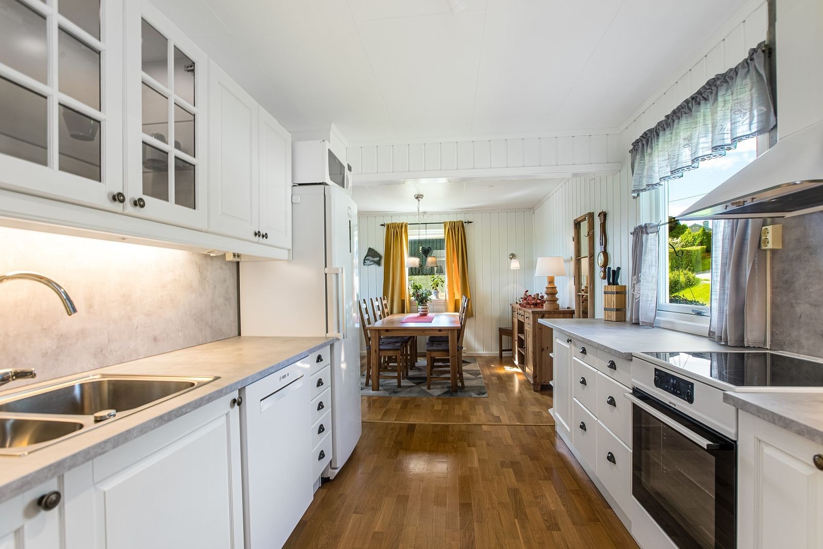 Kjøkken - pent kjøkken god skap-og benkeplass, samt hvitevarer. Tilknyttet spisestue. Galleribilde