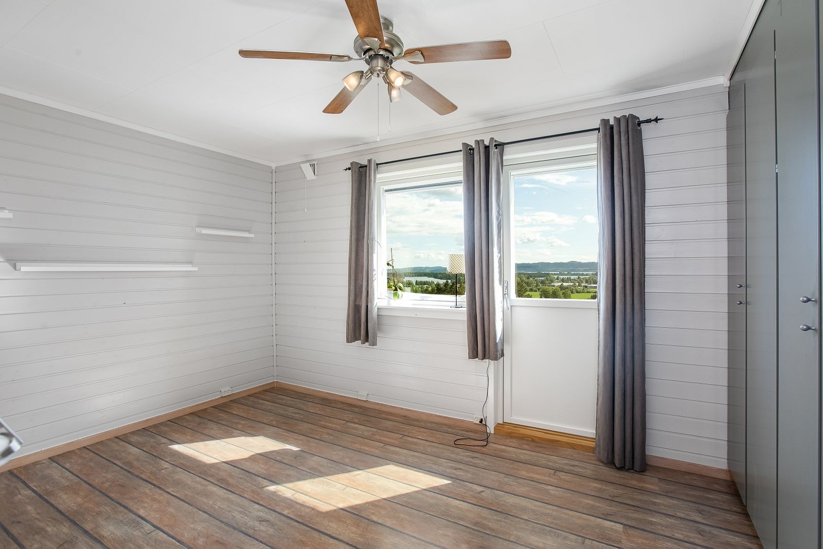 Soverom 2 - også dette er romslig med innebygde skap og utgang til terrassen. Galleribilde