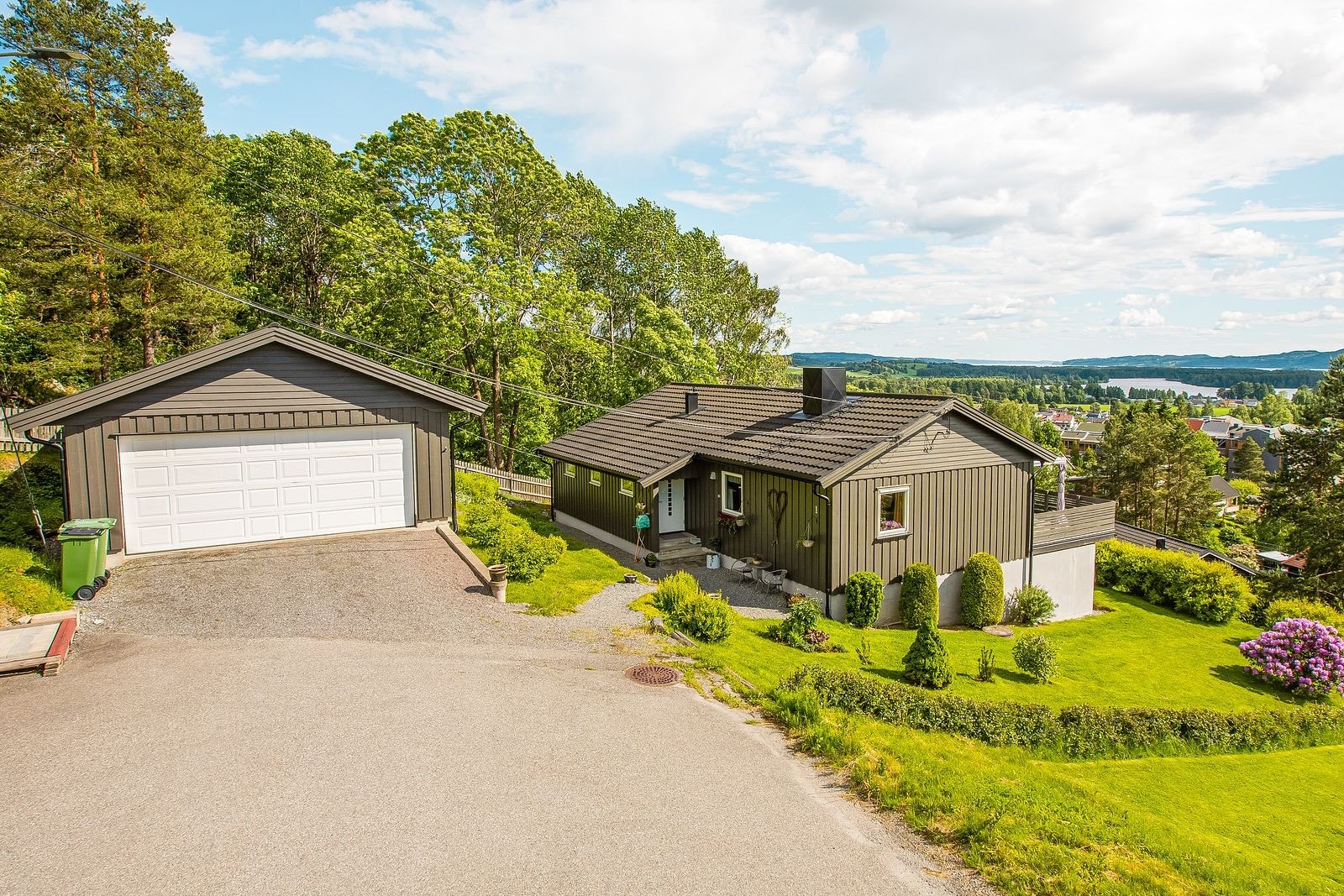 Sagaveien 1 - flott beliggenhet innerst i blindvei, koselig hage, dobbeltgarasje og panormautsikt! Galleribilde