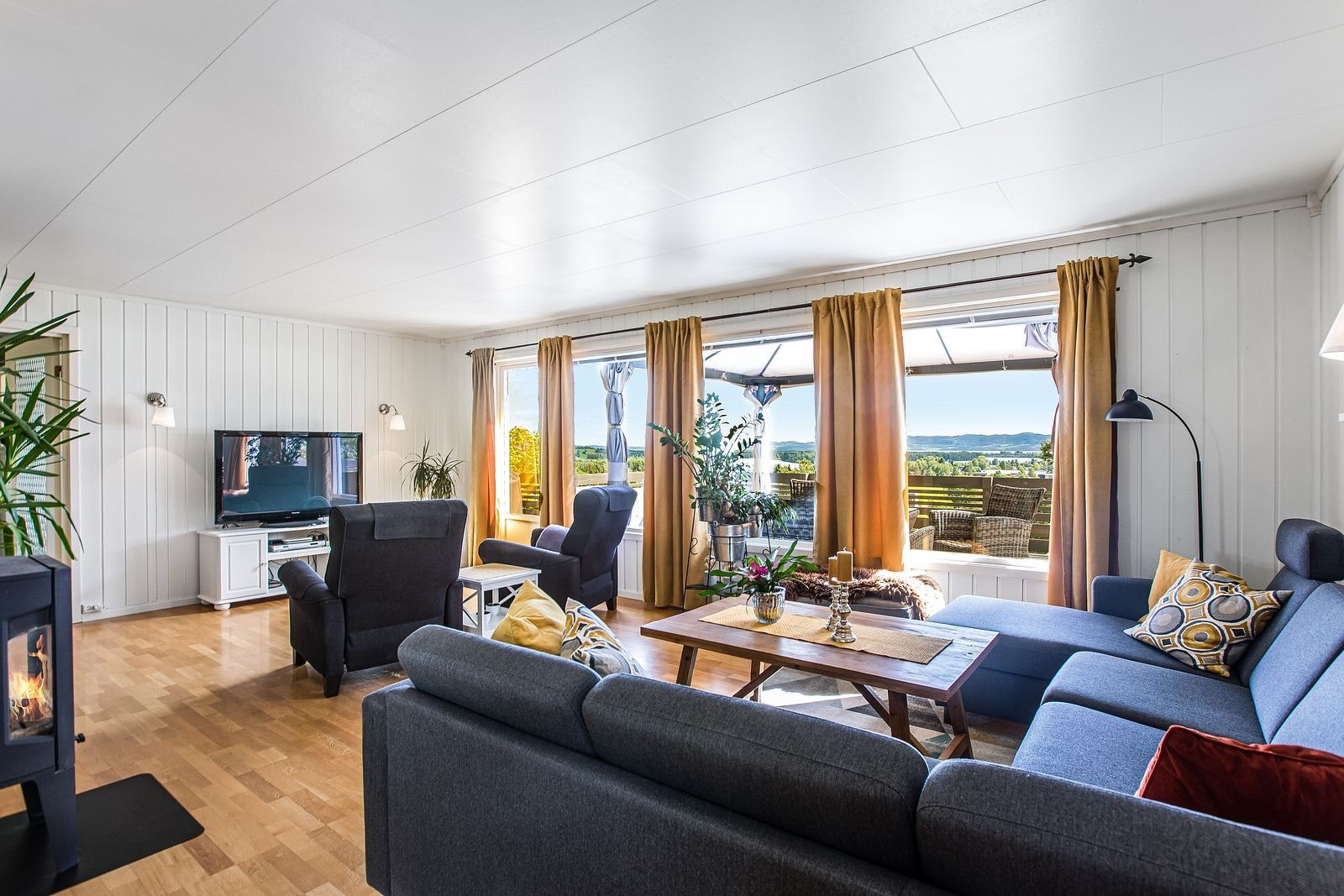 Stue - romslig og tiltalende stue med peisovn og utgang til terrasse. Galleribilde