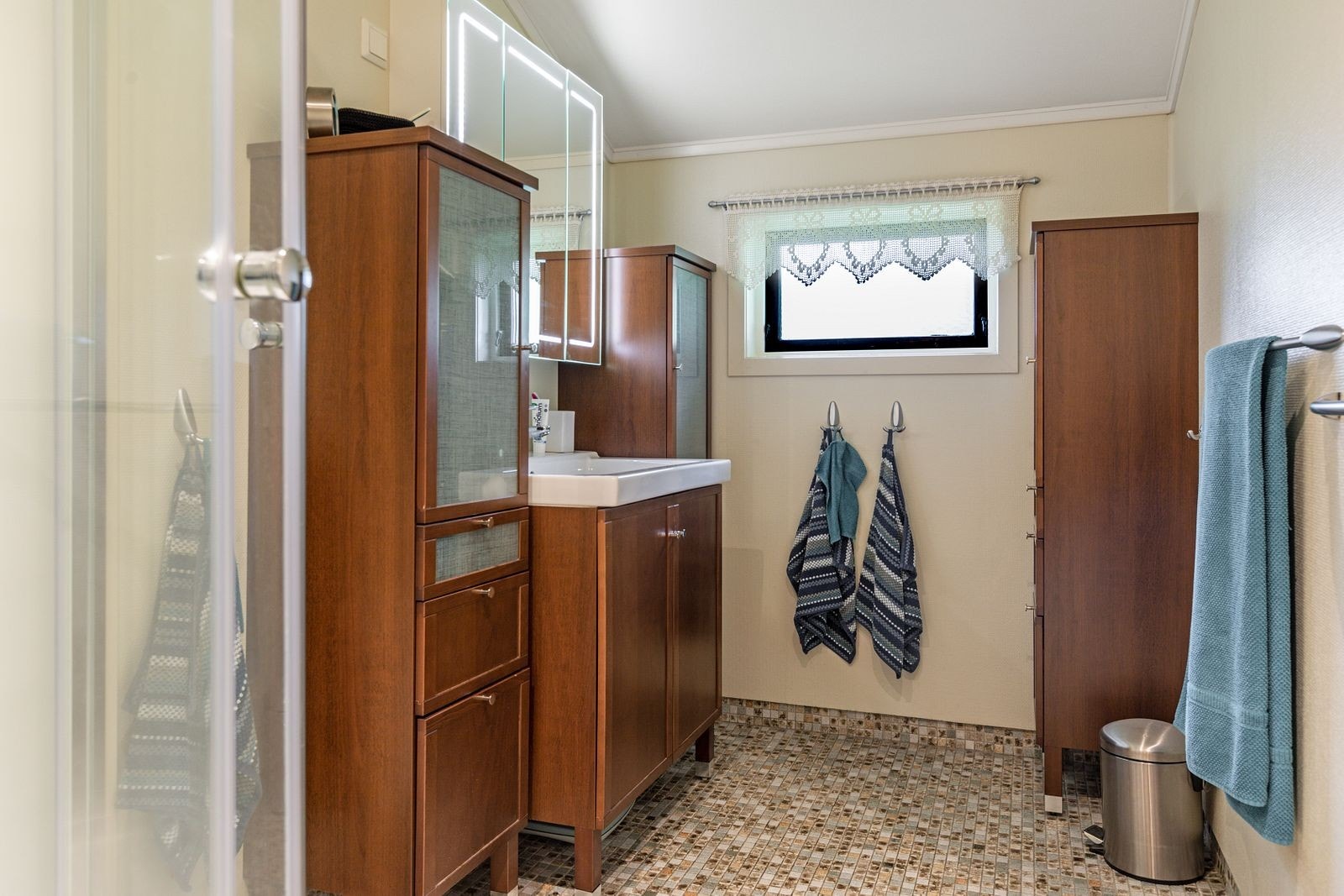 Bad - med wc, dusjkabinett, wc og godt med oppbevaringsplass. Opplegg for vaskemaskin. Galleribilde