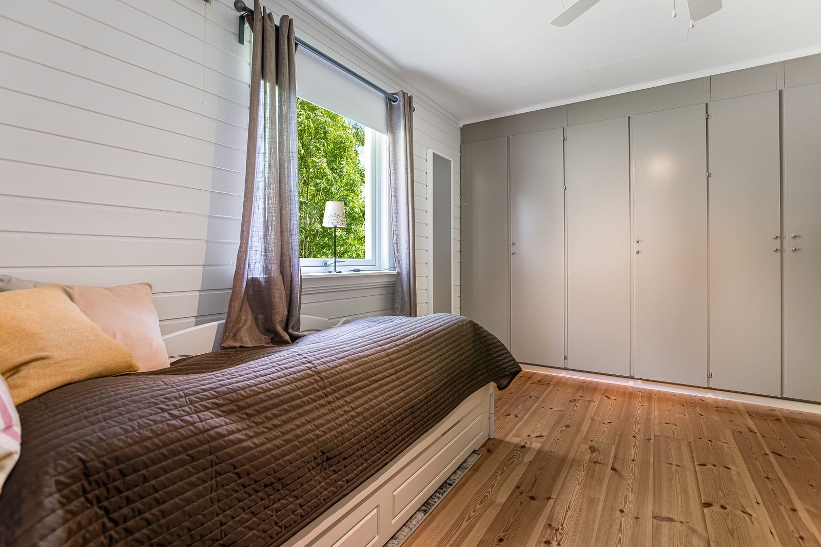 Soverom 1 - romslig soverom med innebygde skap. Galleribilde