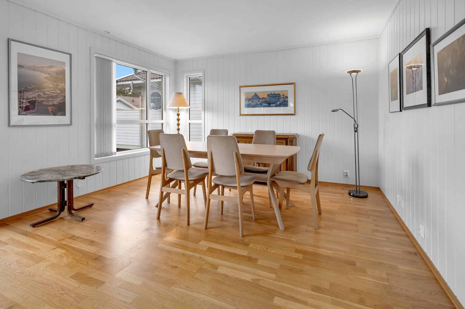 I stua er det lysinnslipp fra tre himmelretninger og de store vindusflatene slipper inn rikelig med behagelig sollys Galleribilde