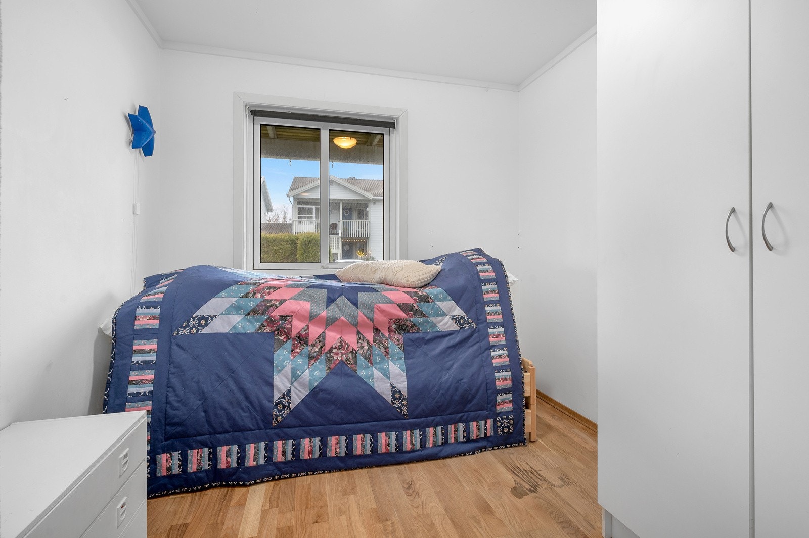 Lyst og trivelig soverom Galleribilde