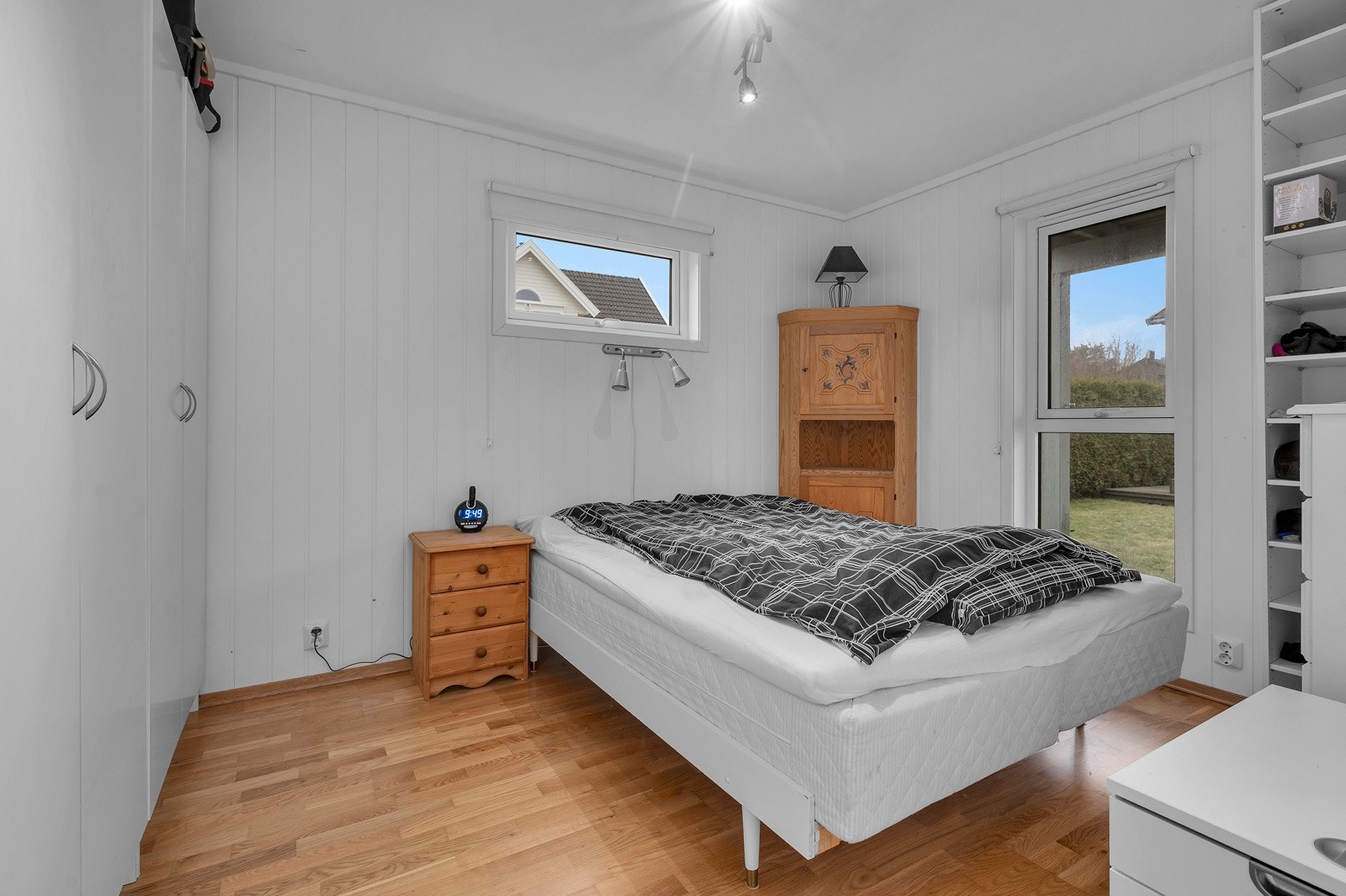 På soverommet er det god plass til dobbeltseng og garderobe Galleribilde