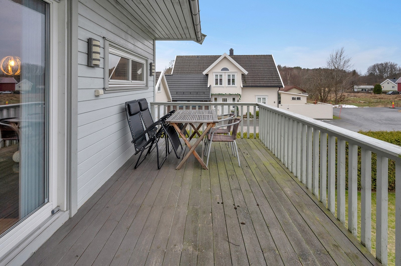 Fra stua er det utgang til boligens vestvendt balkong Galleribilde