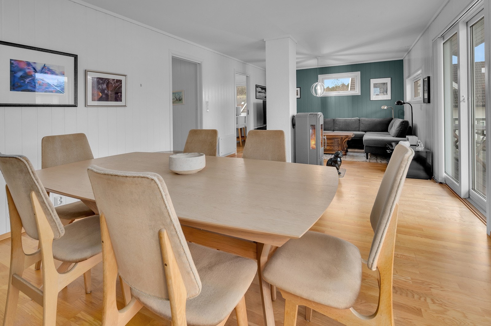 I tillegg til sofagruppe er det god plass til et større spisebord i stua Galleribilde