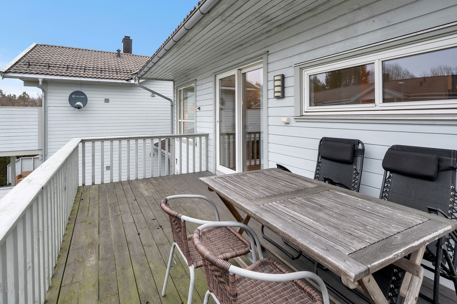 Det er plass til diverse utemøblement på balkongen Galleribilde