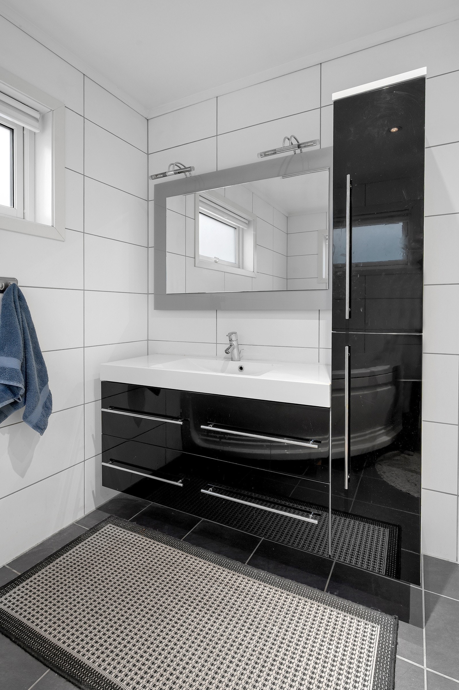 Baderomsinnredning med oppbevaringsmuligheter Galleribilde