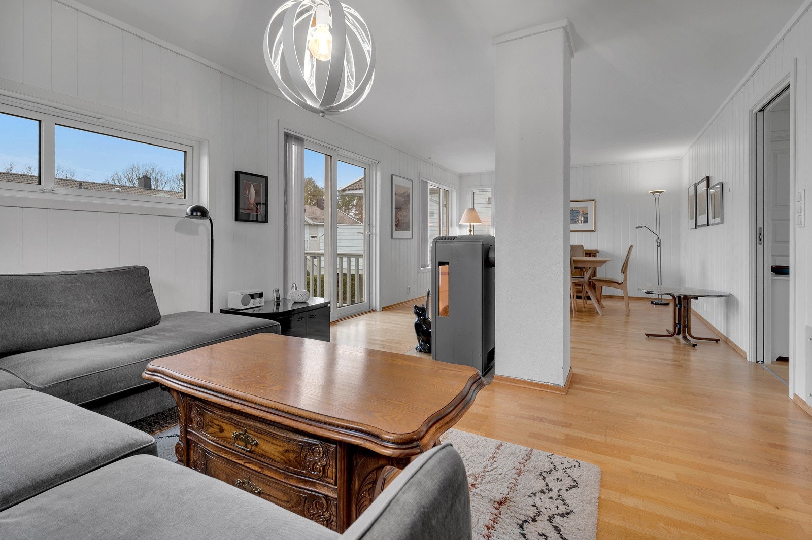 Boligen går over to plan og inneholder blant annet en romslig stue med plass til en større sofagruppe Galleribilde