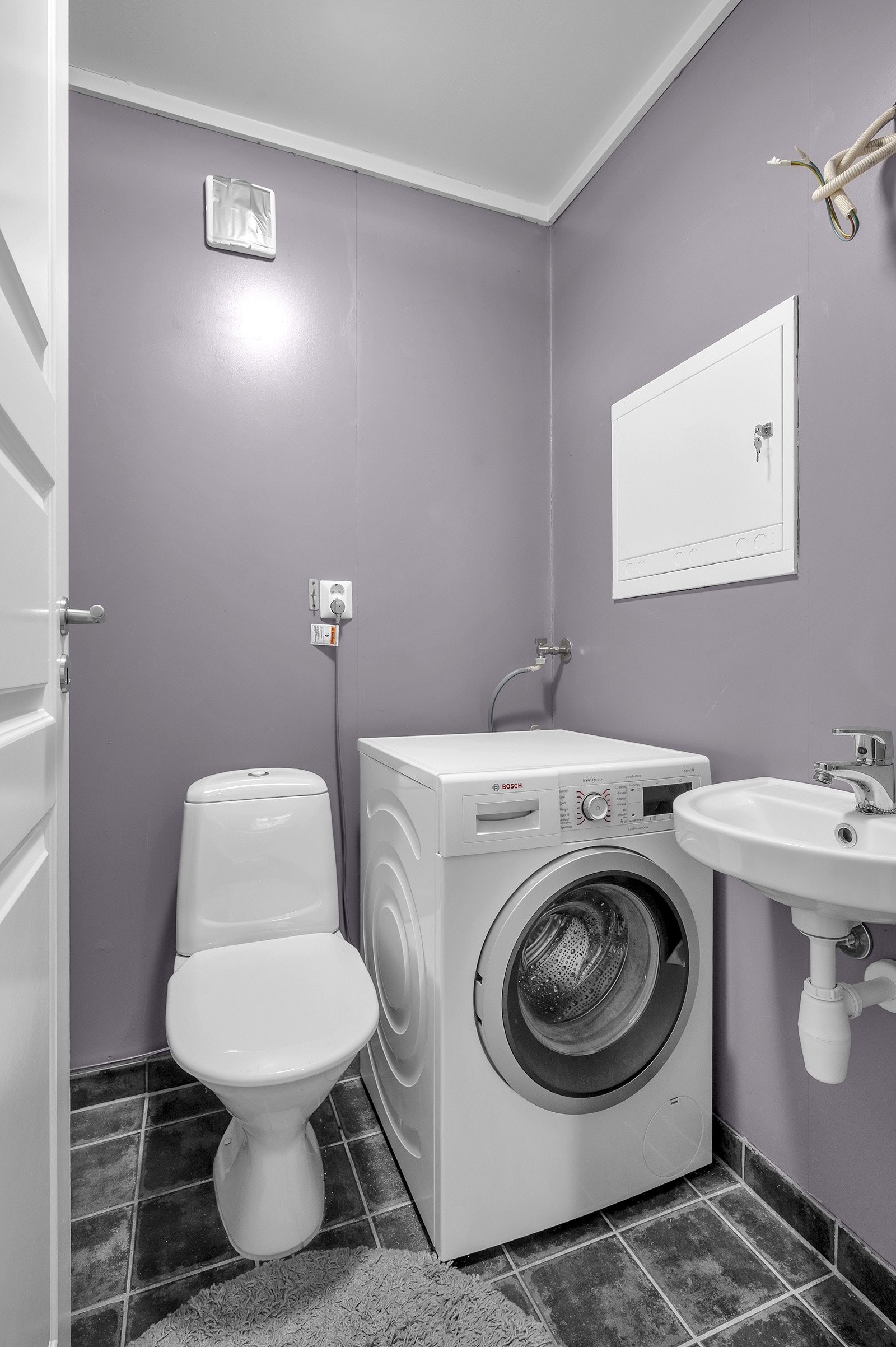 I tillegg til badet i første etasje er det et gjestetoalett i samme etasje Galleribilde