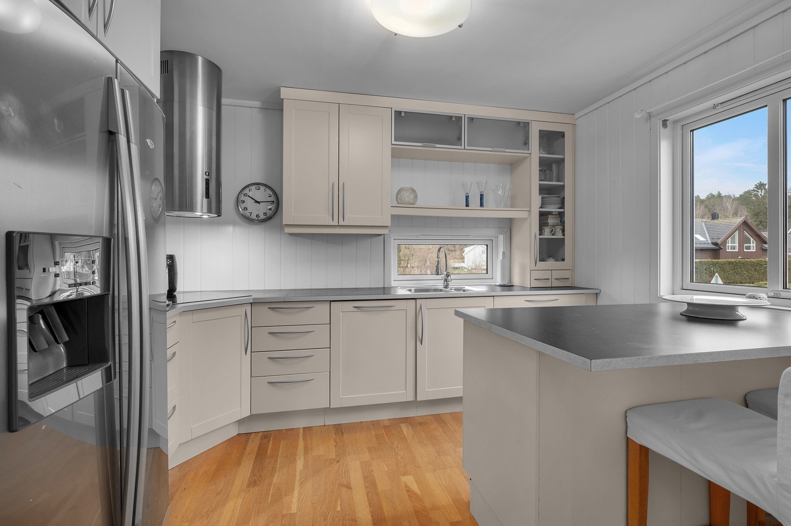 Fra stua er det inngang til boligens kjøkken, rommene skilles med en praktisk skyvedør Galleribilde