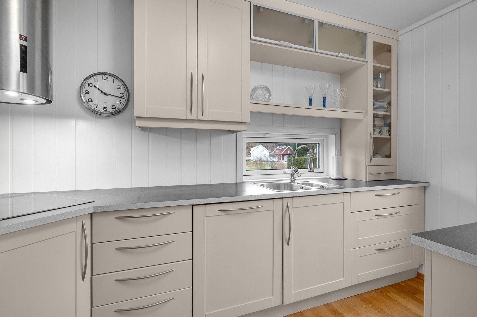 Lyst og pent kjøkken med relativt mye oppbevaringsmuligheter Galleribilde