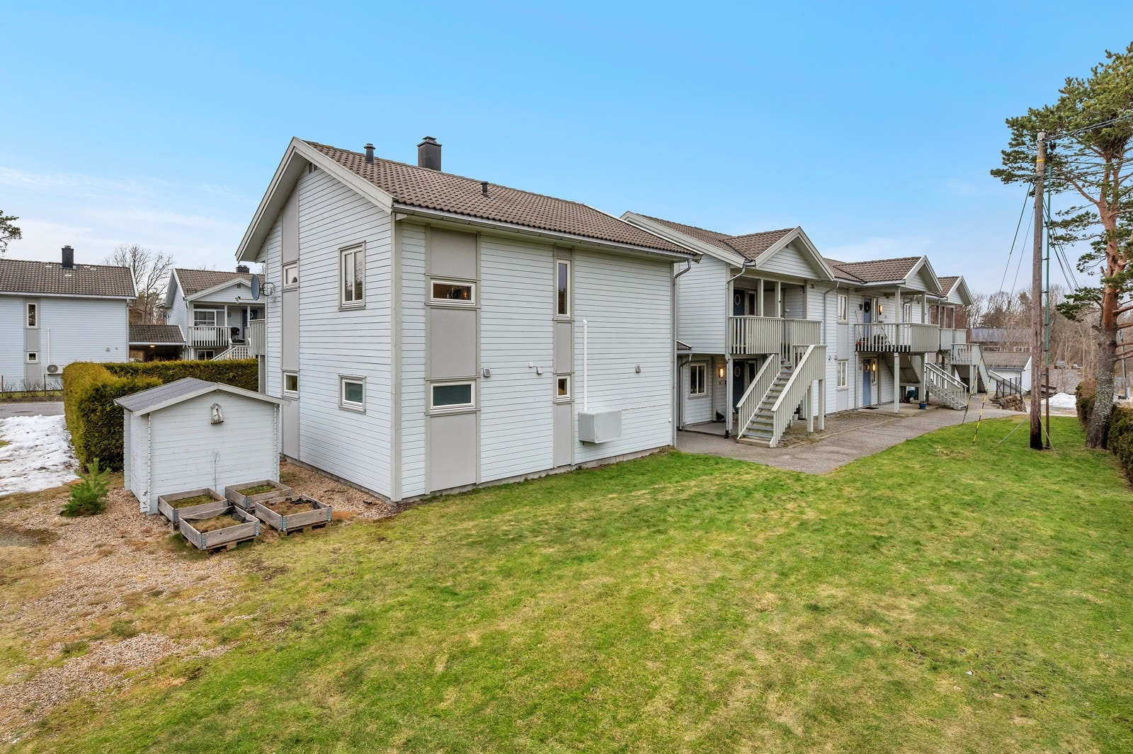 I tillegg til plenområdet på fremsiden av boligen er det også et større område bak boligen Galleribilde