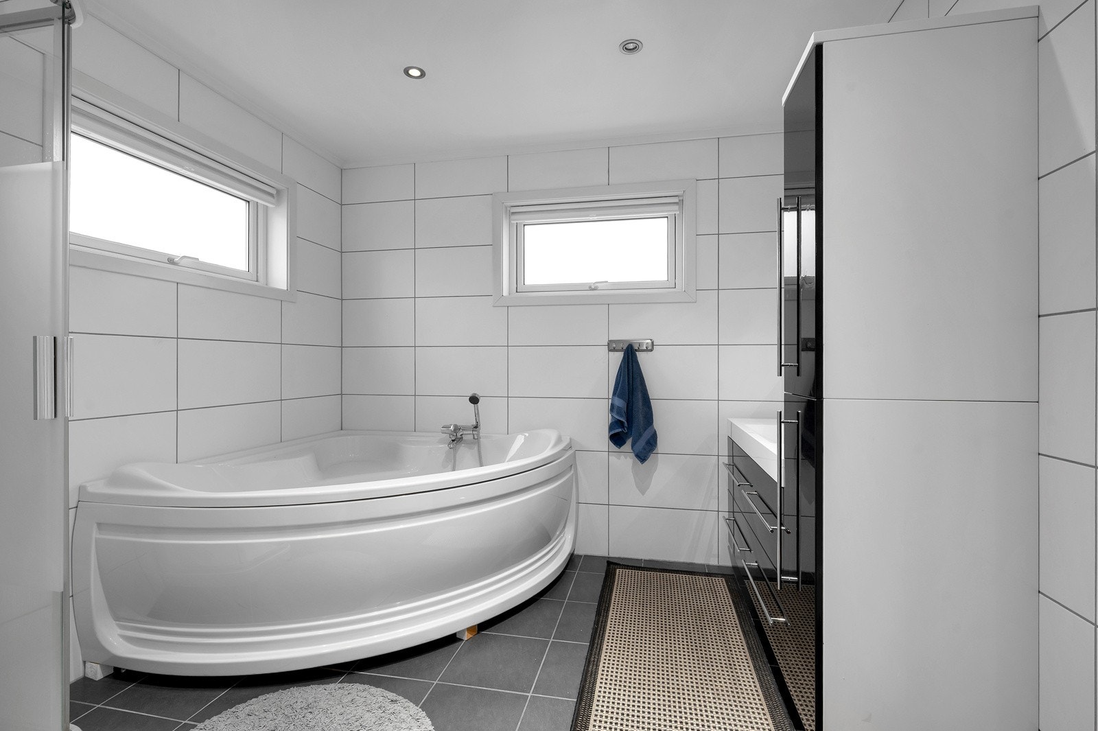 Romslig bad med tidløse og praktiske fliser på gulv og vegger Galleribilde