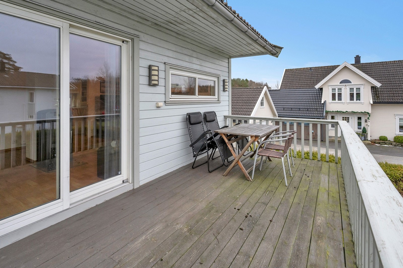 Boligens vestvendte balkong hvor man kan nyte soltimer hele sommerhalvåret Galleribilde