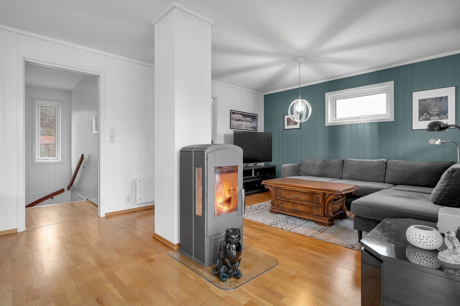 I stua er en koselig vedovn som effektivt varmer opp rommet Galleribilde