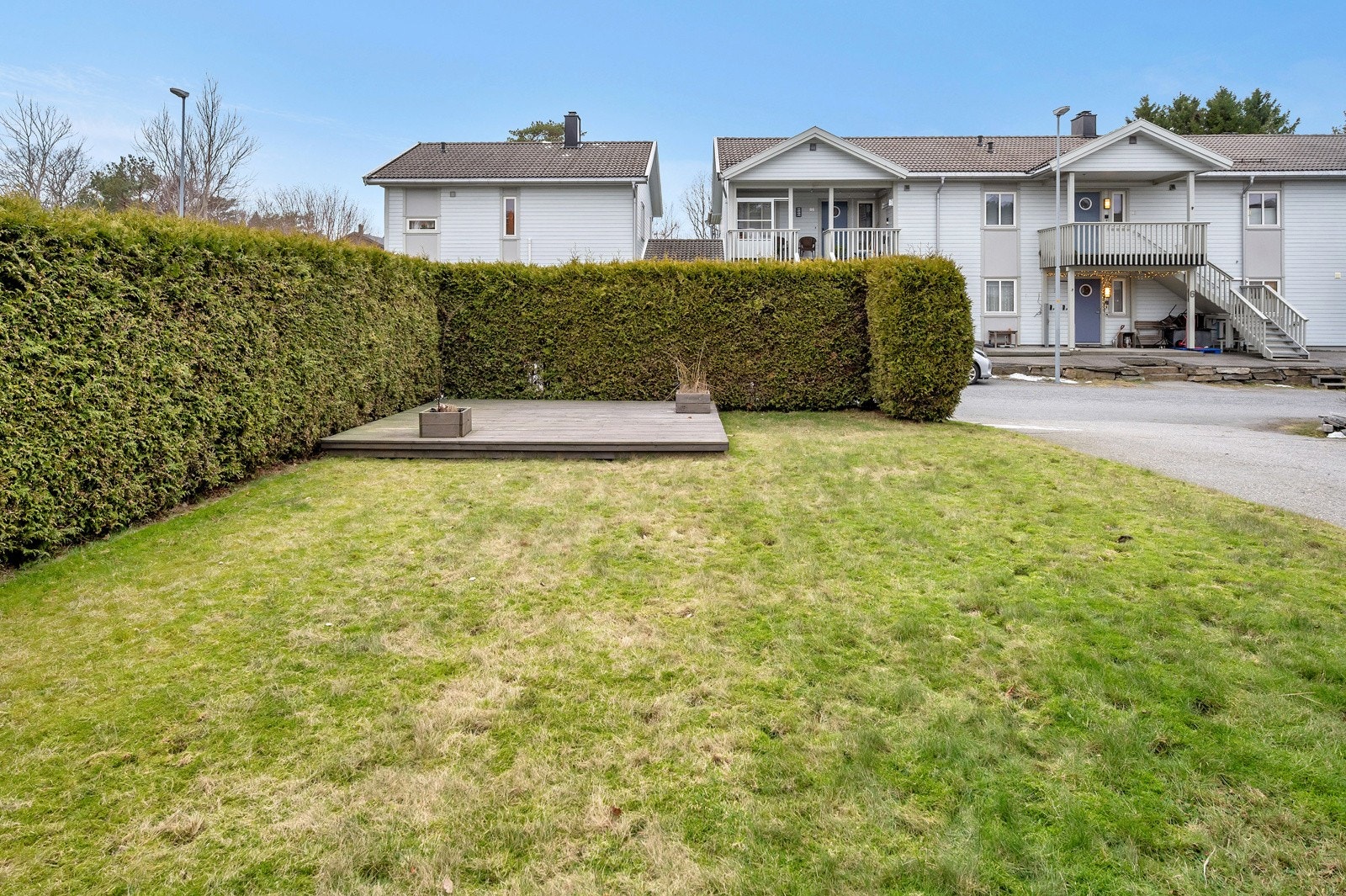 Tomta er rammet inne med hekk som begrenser innsyn fra veien Galleribilde