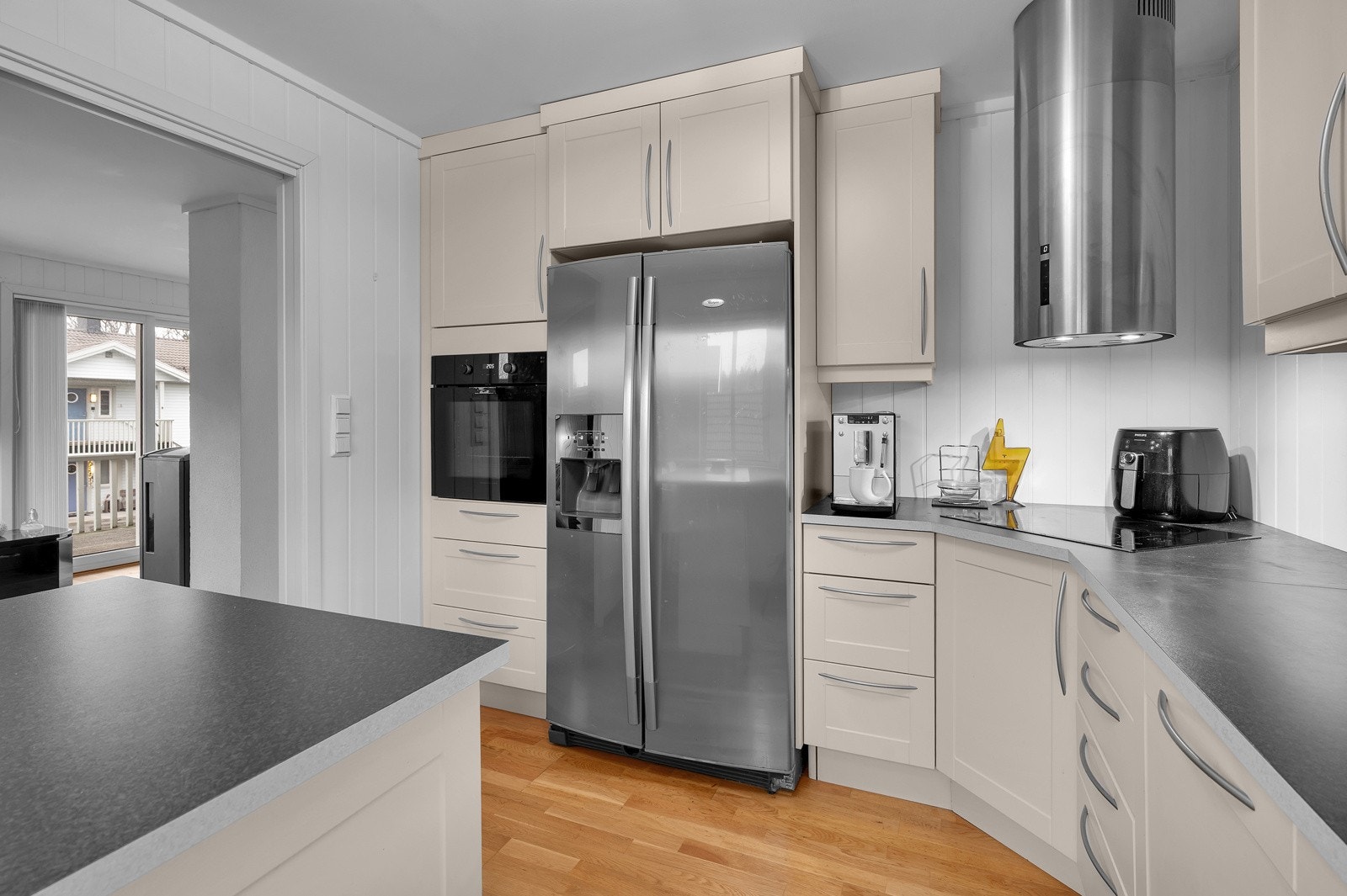 På kjøkkenet er det en praktisk øy som fungerer både som arbeidsflate, oppbevaring og spisested Galleribilde