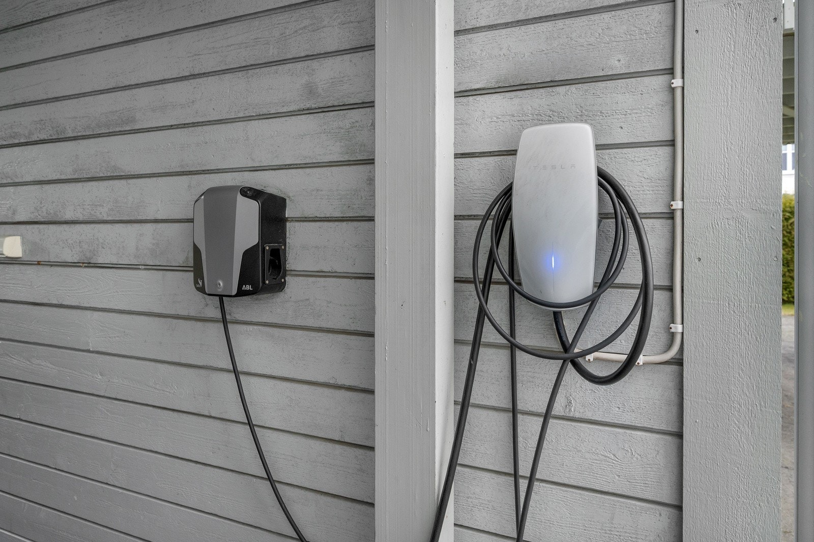 Det er montert to el-billadere i carporten Galleribilde