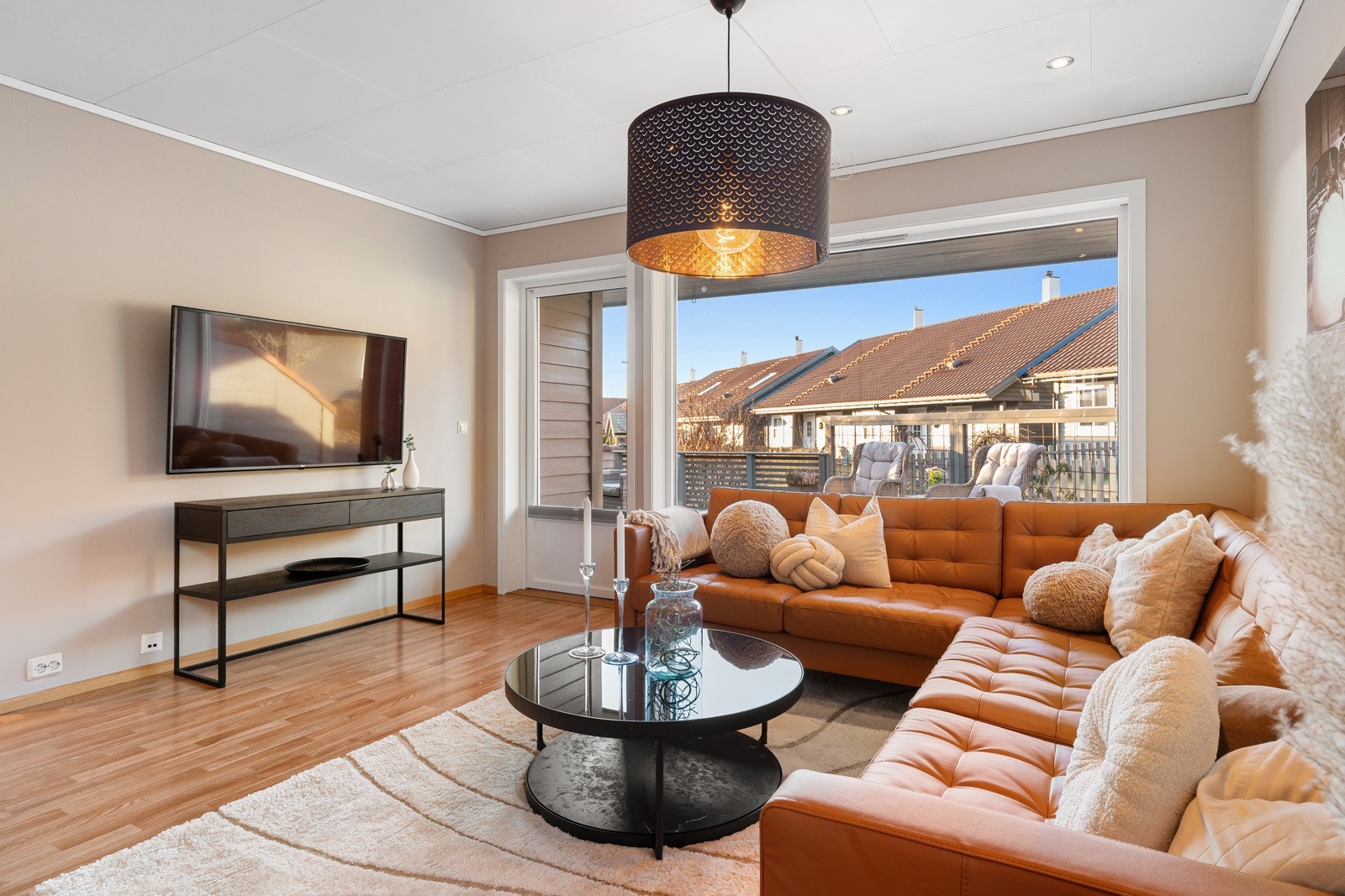 Stuen er av god størrelse og oppleves som luftig og romslig, med store vindusflater som slipper inn rikelig med naturlig lys. Galleribilde