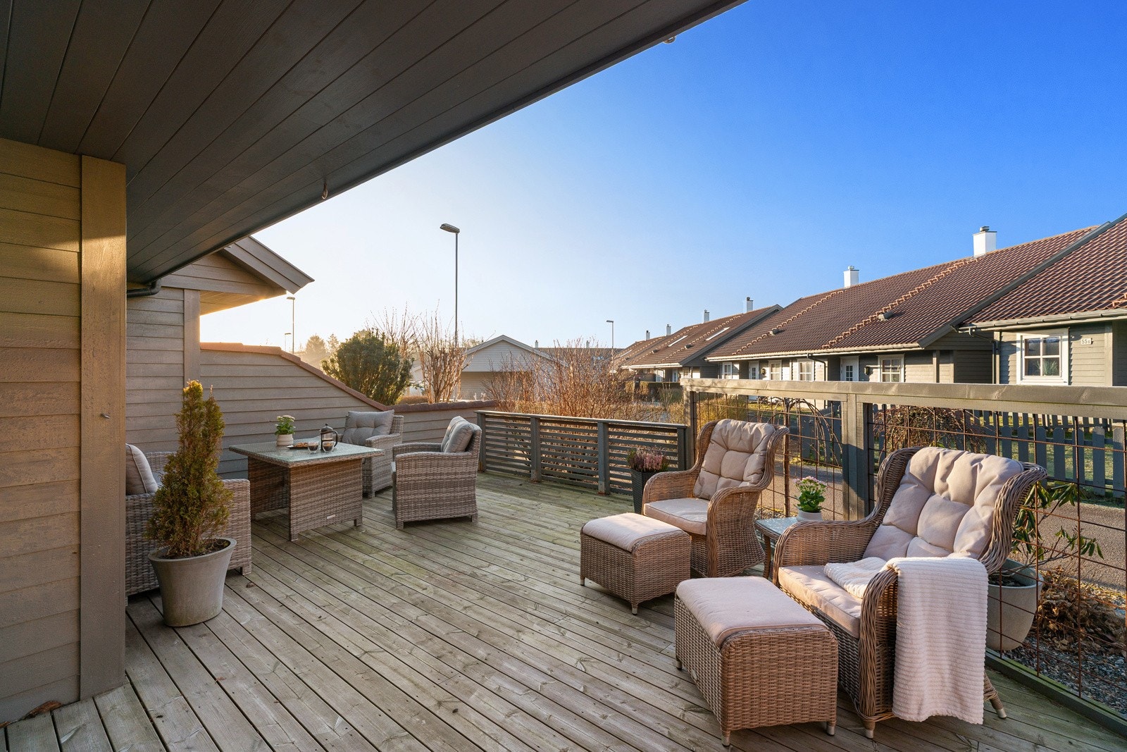 Fra stuen er det utgang til boligens solrike terrasse med god plass til diverse utemøbler og planter. Galleribilde