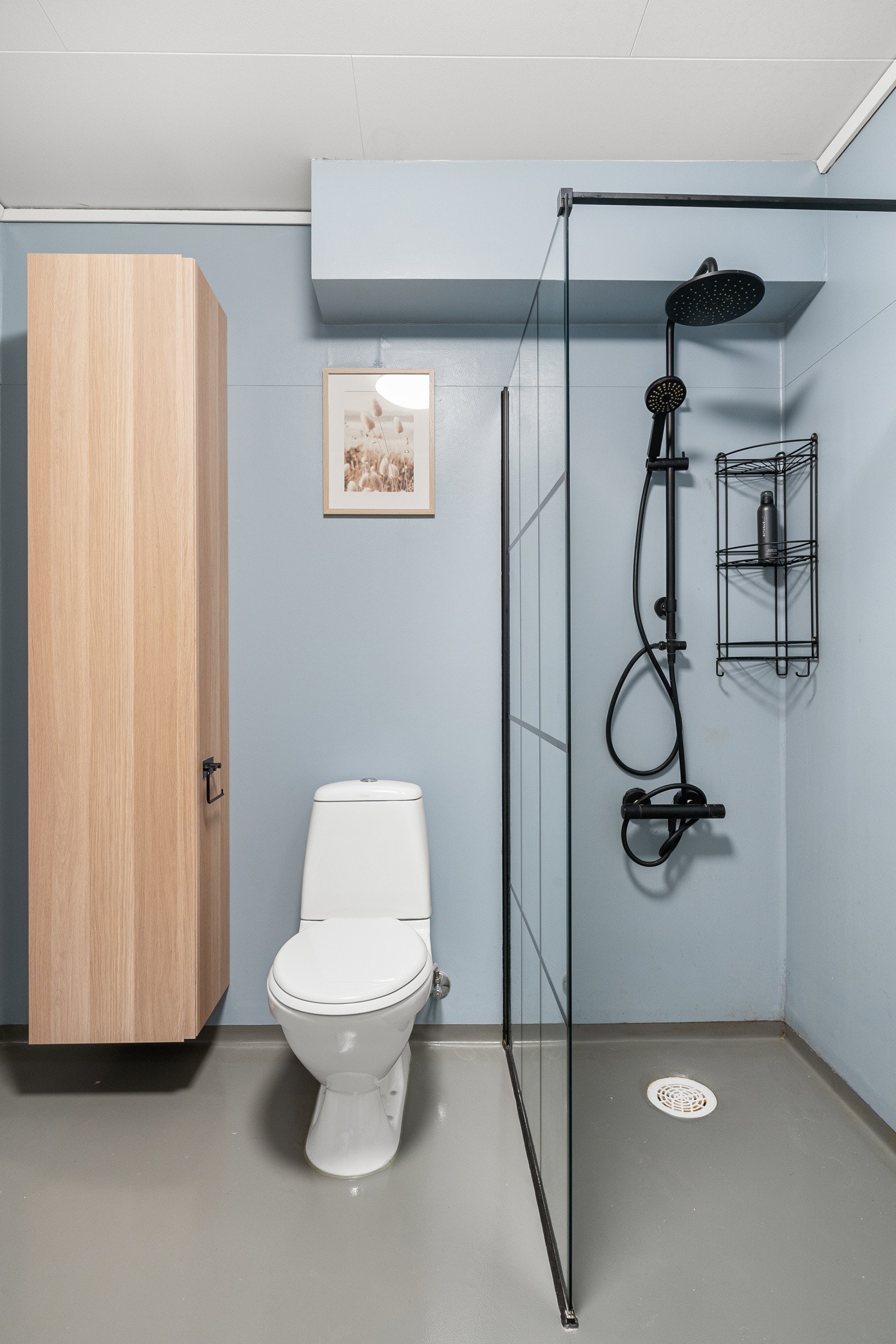 Videre er rommet utstyrt med toalett, dusjvegg og opplegg for vaskemaskin. Toalett og dusjvegg er fra 2023. Galleribilde