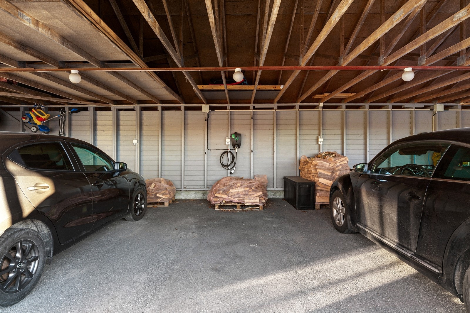 Parkering i carport med el-bil lader. Galleribilde