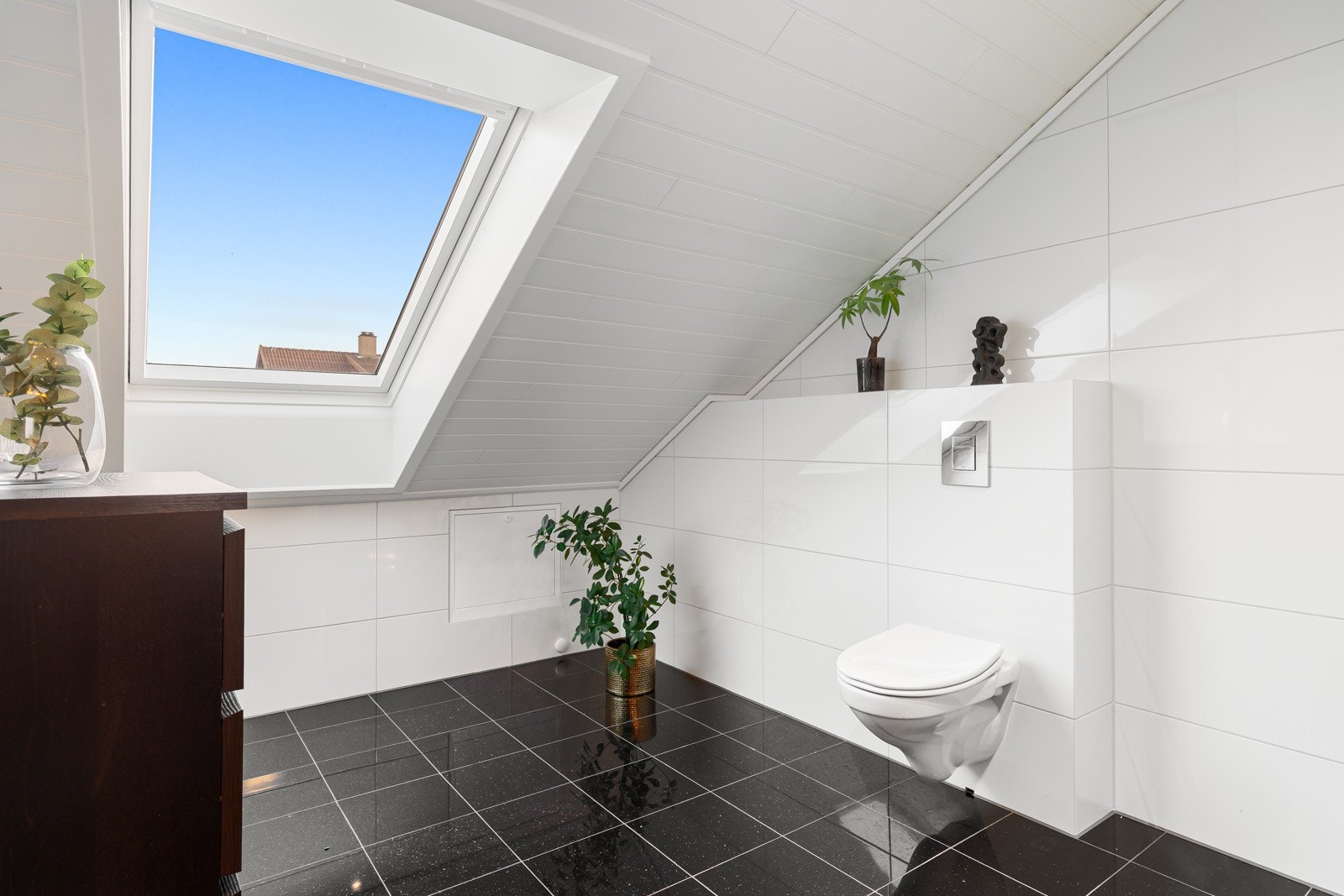 Badet i andre etasje ble etablert i 2010 og har fliser på både gulv og vegger. Galleribilde