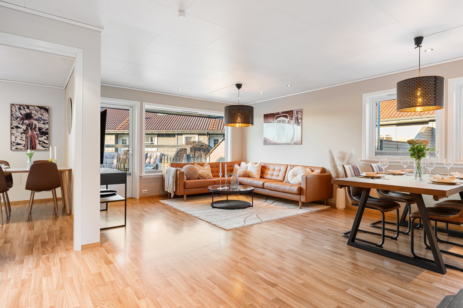 Stuen og kjøkken ligger i delvis åpen løsning. Galleribilde