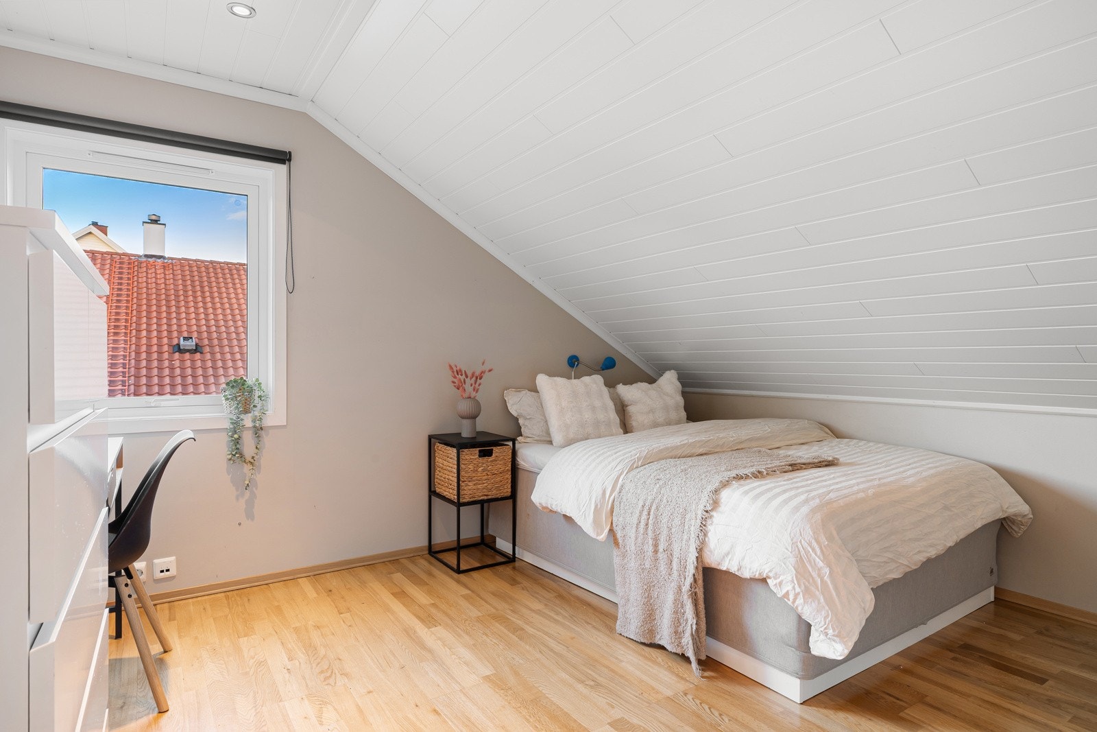 Boligen har tre soverom, hvorav to av soverommene er plassert i boligens første etasje og et i boligens andre etasje. Galleribilde