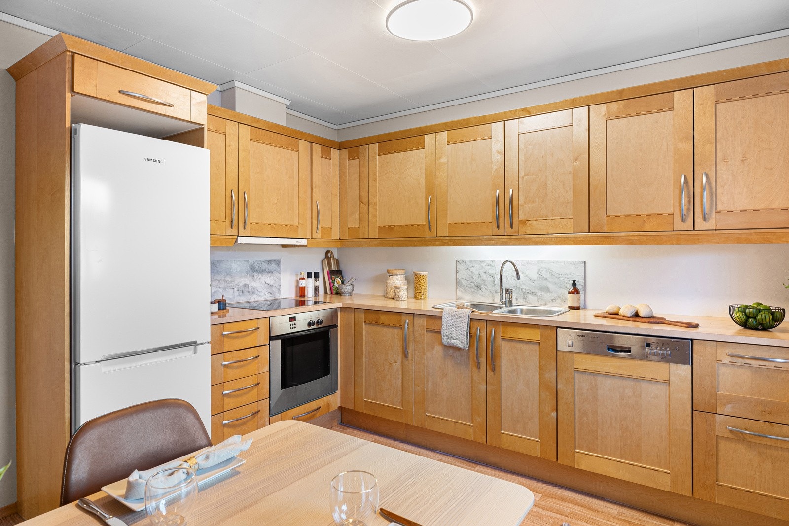 Kjøkkenet har godt med skap- og benkeplass til matlaging og diverse oppbevaring av matvarer. Galleribilde