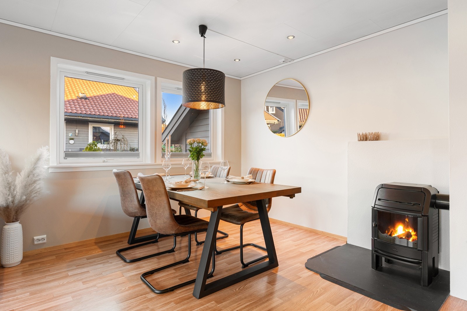 Det er god plass til å innrede i ulike soner med sofagruppe og tv-seksjon, samt god plass til spisebord i stuen. Galleribilde