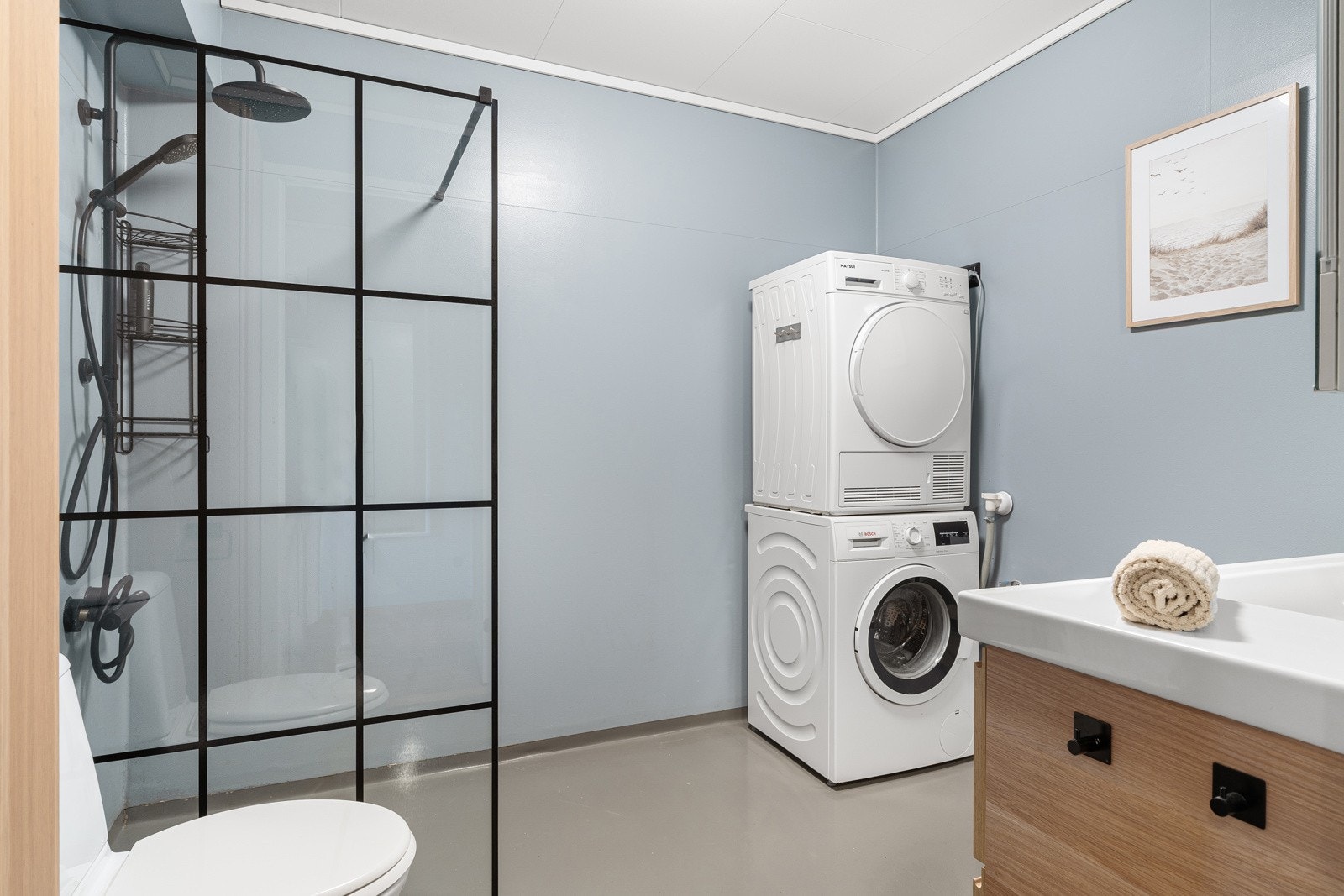 Av våtrom har boligen to bad, et bad i hver etasje. Badet/vaskerommet i første etasje har vinylbelegg på gulv og vegger, hvor belegg på gulv har blitt malt opp i 2020. Galleribilde