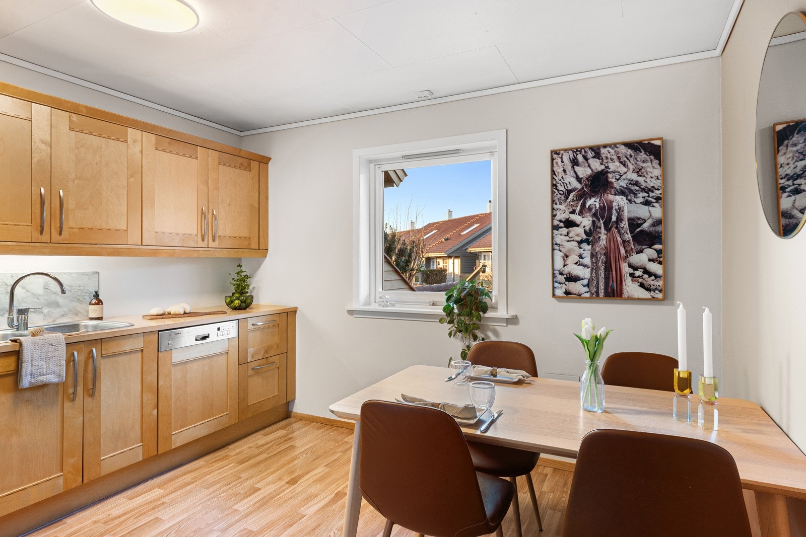 Kjøkkenet er utstyrt med integrert komfyr, oppvaskmaskin og koketopp. Videre er det plass til frittstående kjøleskap. Ventilator er montert over kokesonen Galleribilde