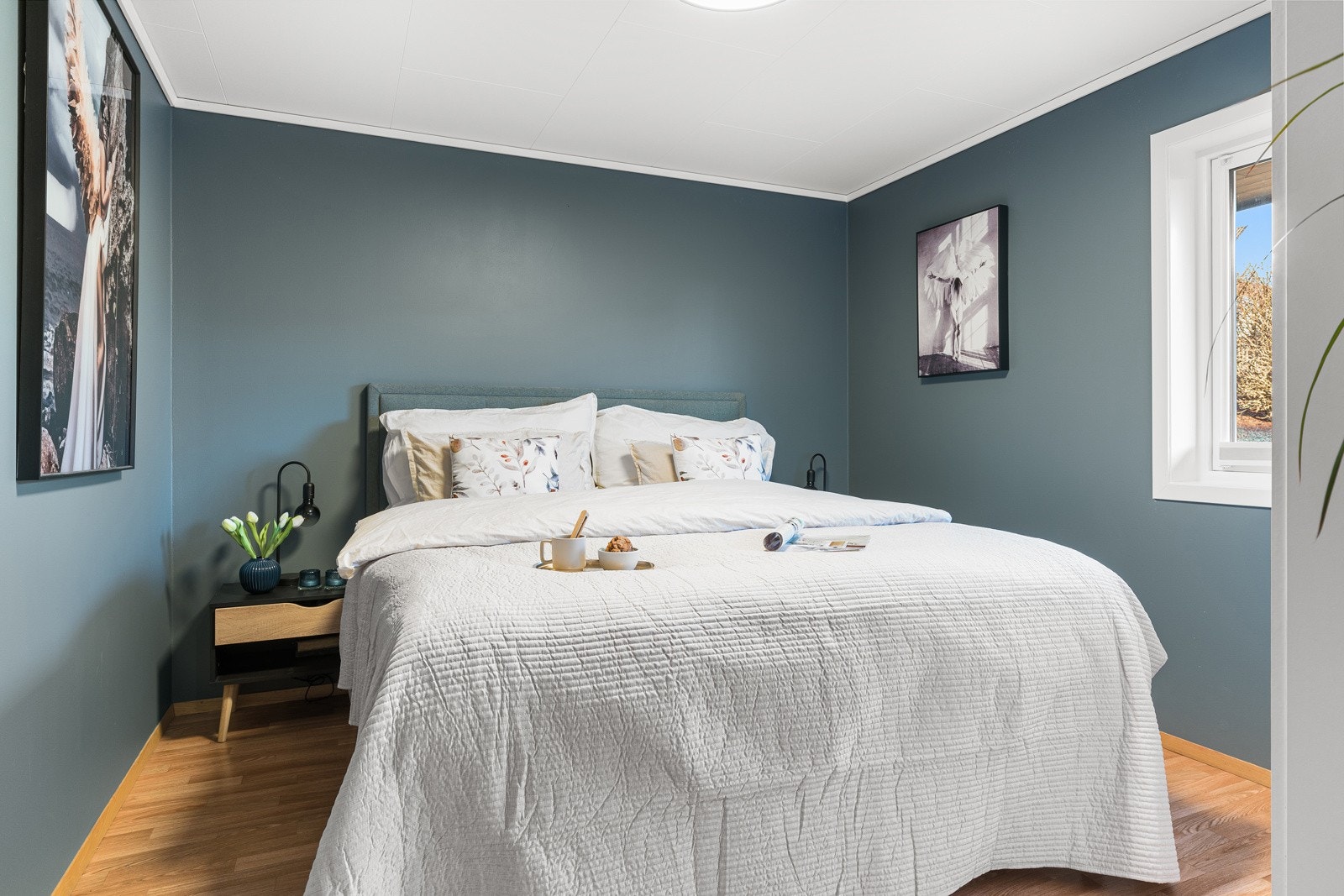 Hovedsoverommet er av god størrelse og har plass til dobbeltseng, nattbord og garderobeløsning. Galleribilde