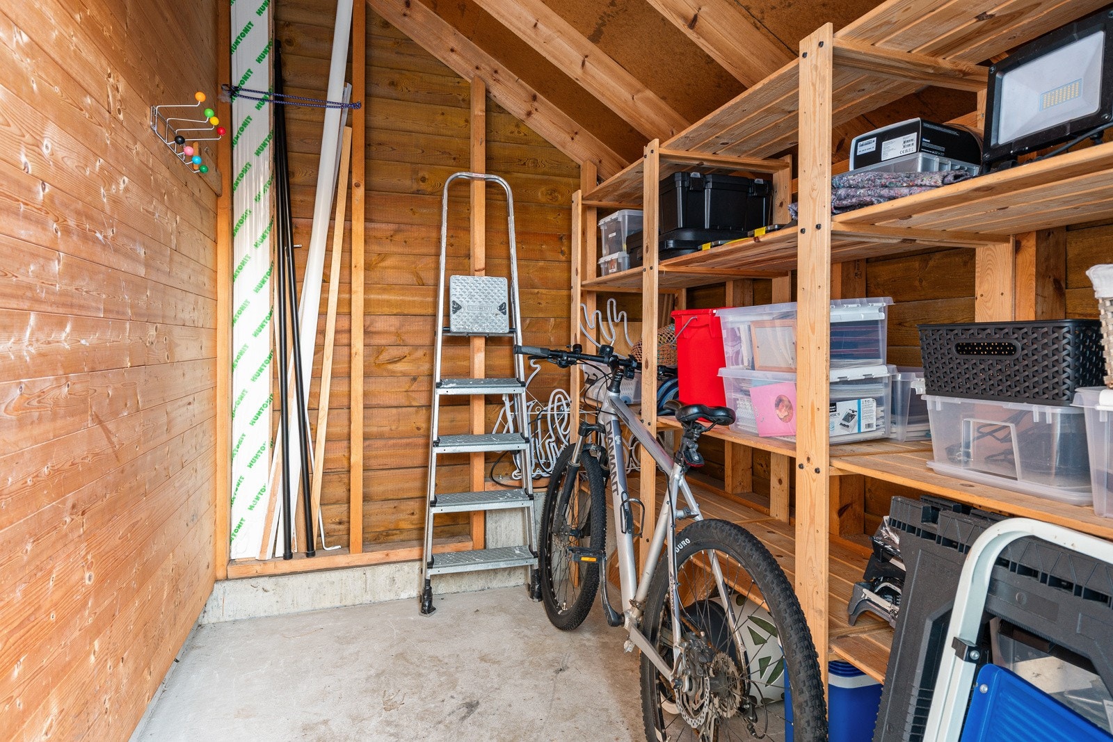 Det er god lagringsplass til diverse verktøy i utvendig bod. Galleribilde