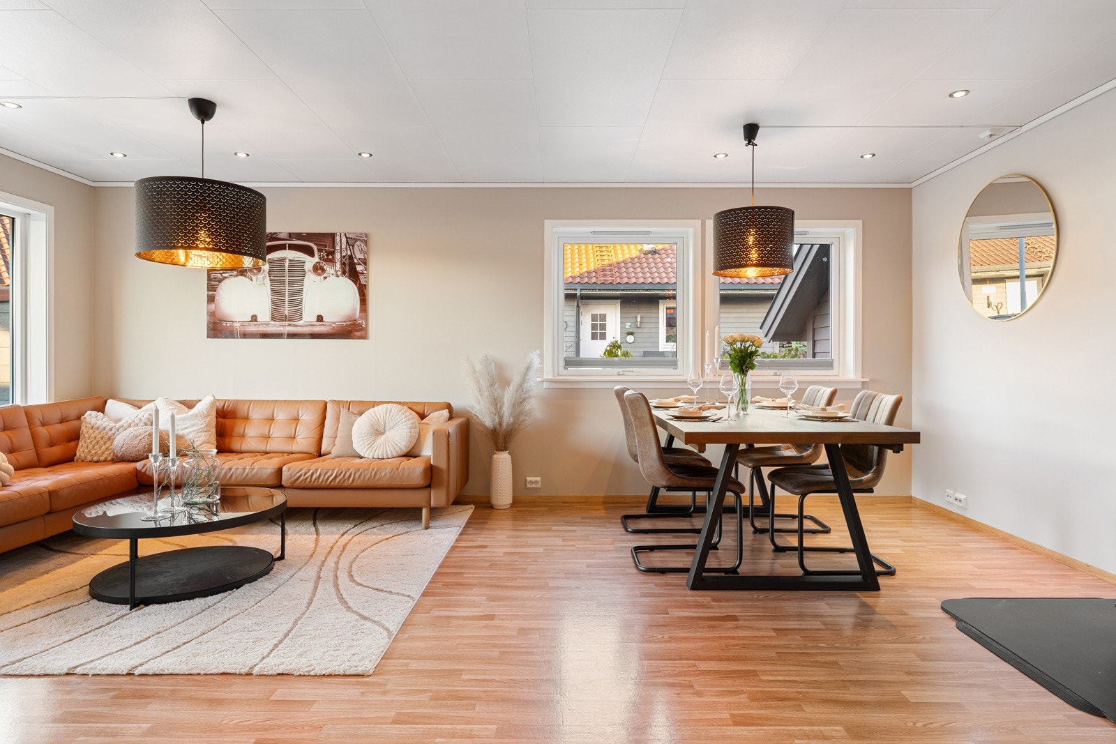 Rommets utforming gir stor fleksibilitet når det kommer til møblering, og det kan enkelt tilpasses ulike behov. Galleribilde