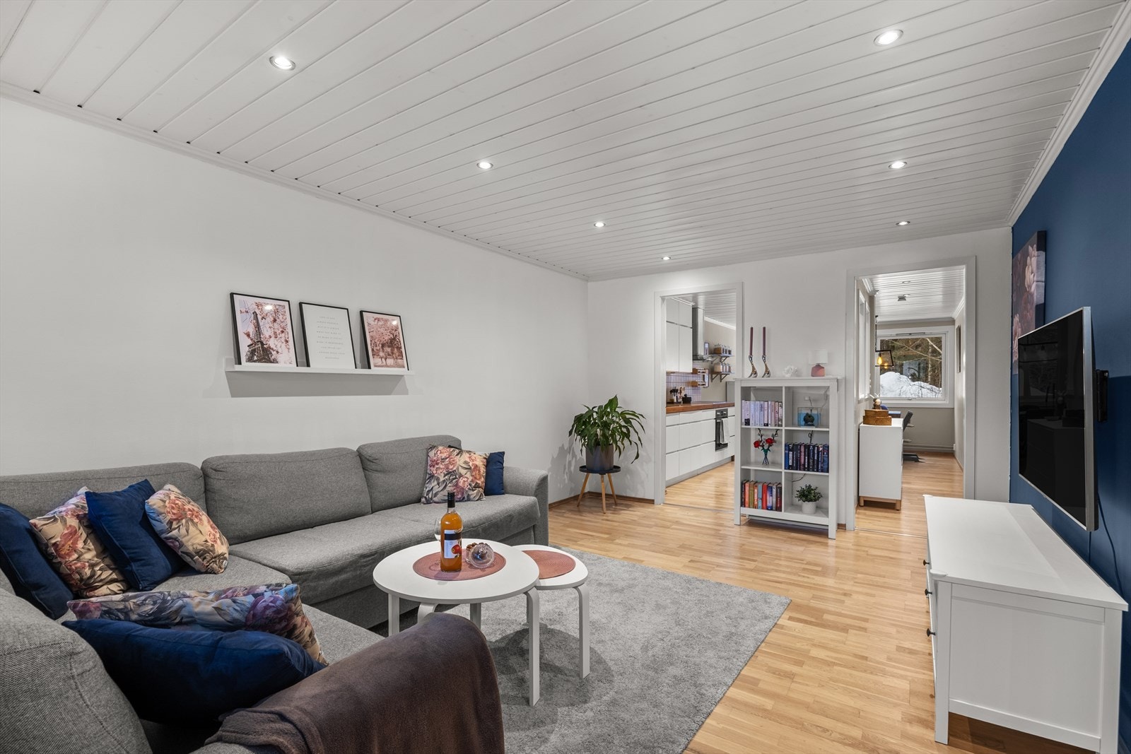 Leiligheten har en romslig stue med utgang til innglasset balkong, separat kjøkken med plass til spisebord og et pent baderom med opplegg for vaskemaskin. Galleribilde