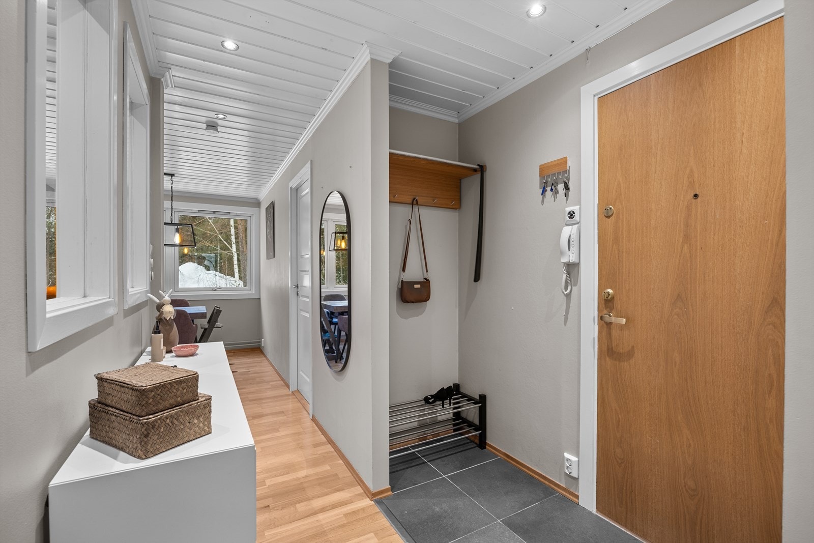 Velkommen inn til en lys og innbydende entré som bidrar til et svært positivt førsteinntrykk. Galleribilde