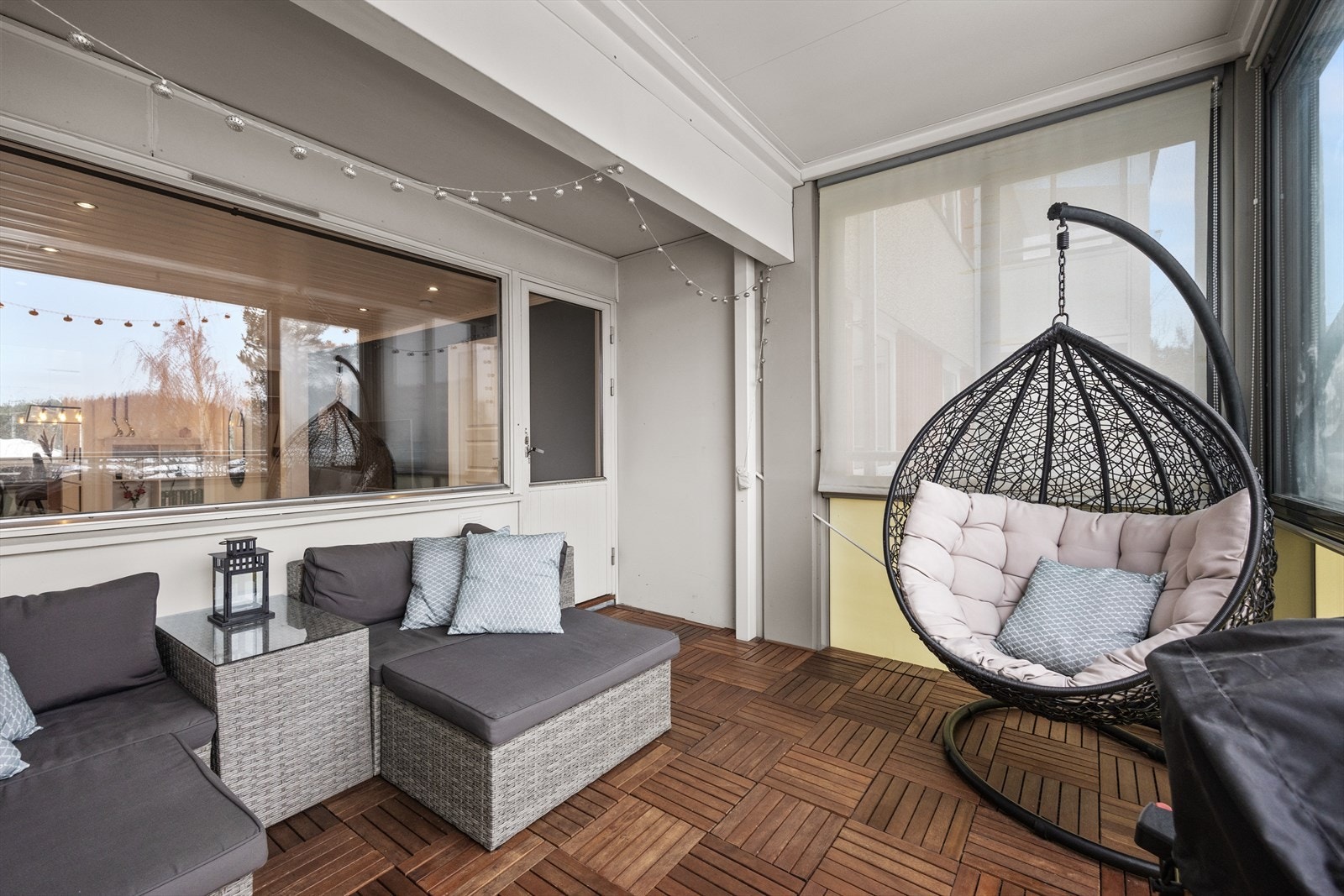 Balkongen har en størrelse på hele 11 m² og har en fin utsikt mot nabolaget. Det er montert utelys og et stikk samt trefliser på gulvet. Galleribilde